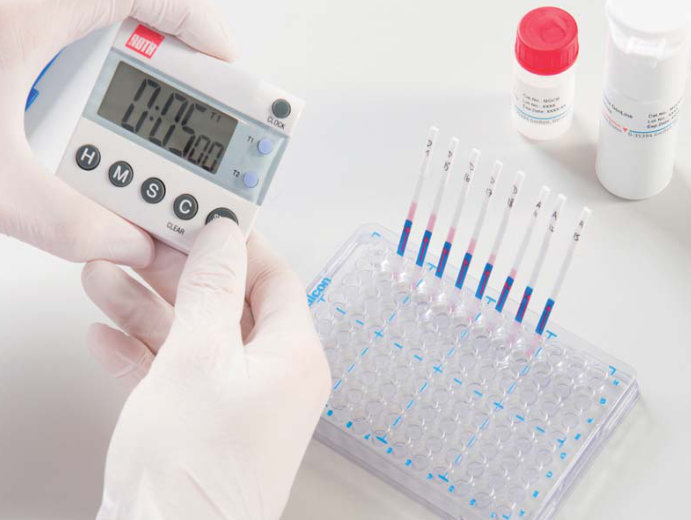 Mikrotiterplatte mit Teststreifen und 5-Minuten Timer